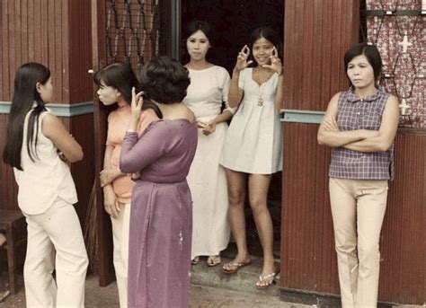 GALERIE Válka ve Vietnamu z jiné stránky Fotografie dívek které obšťastňovaly americké vojáky