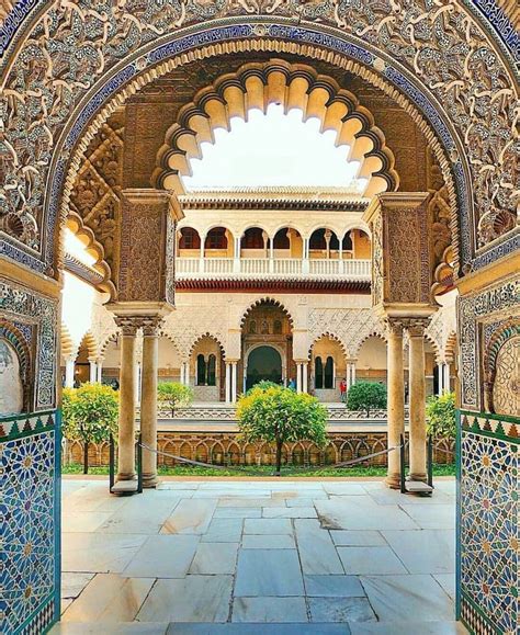 Las informaciones poden estar sujetas a cambios sin aviso previo. Seville Spain. El Alcázar. El patio de las doncellas ...