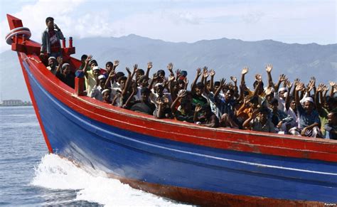 Pengungsi rohingya menunggu di kapal angkatan laut untuk diangkut ke pulau terpencil di teluk benggala, di chittagong, bangladesh, selasa, 29 desember 2020. APMM kesan sebuah lagi bot Rohingya siap sedia untuk masuk ...