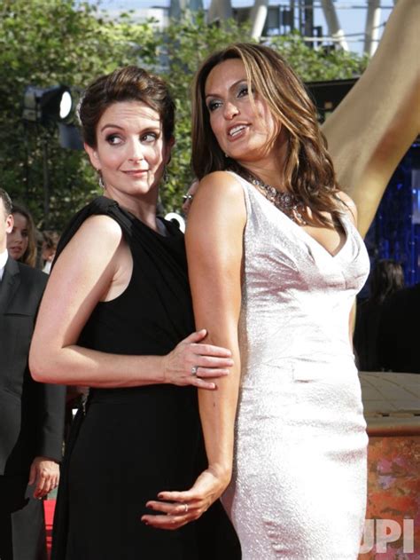 Photo Tina Fey And Mariska Hargitay Arrive At The 61st Primetime Emmy