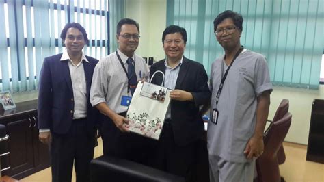 Ucaptama oleh dato amir abbas (dekan fakulti perubatan ukm pertama). Penyampaian Cenderahati Raya Kepada Semua Ketua Jabatan ...