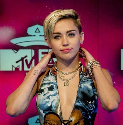 Miley Cyrus Back In The Limelight At The Mtv Emas Metro News