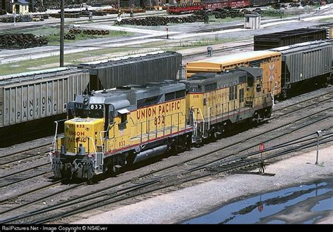 Railpicturesnet Photo Up 832 Union Pacific Emd Gp30 At Omaha