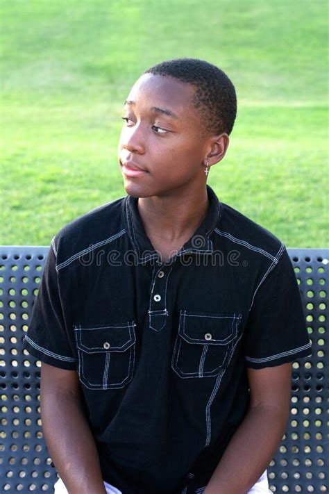 Schwarzer Teenager Junge Der Auf Seinem Handy Spricht Stockbild Bild