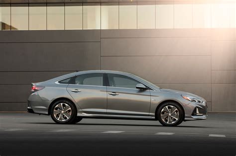 The sonata is hyundai's midsize sedan that's positioned above the smaller accent and elantra, but 2018 sonata sport: 2018 Hyundai Sonata Hybrid and PHEV Efficiently Debut in ...