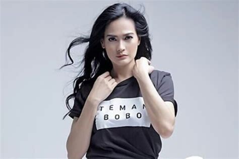 Tante dona harun akad nikah. Tampil Cantik Berkebaya, Donna Harun Resmi Menikah Lagi ...