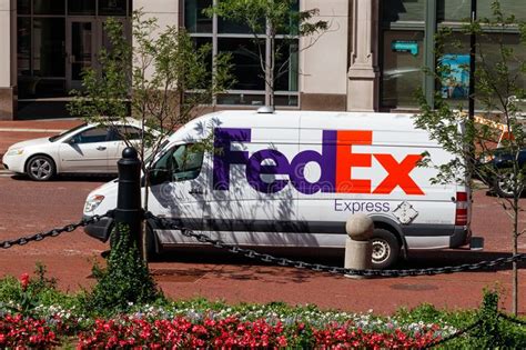 The authorities in indianapolis reported a shooting at a fedex warehouse in the city late thursday officer genae cook of the indianapolis metropolitan police department told reporters early friday. Het Federale Uitdrukkelijke Embleem Van Fedex In De ...