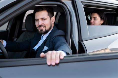 Macho Joven Siendo Un Conductor Uber Para Una Clienta Foto Gratis