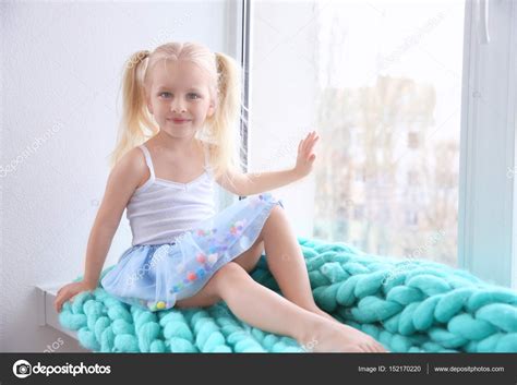 Petite Fille Assise Sur Le Rebord De La Fenêtre Image Libre De Droit