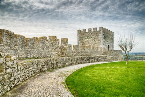 Im mittelalter war die stadt, die auf einem hügel über dem rechten ufer des mondego liegt, ein strategischer verteidigungsposten gegen die mauren, die aus der. Castelo de Montemor-o-Velho | João Azevedo