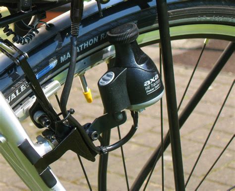 Dynamos für fahrräder sind neben akkus die einzige von der straßenverkehrsordnung zugelassene möglichkeit zwar gibt es ganz verschiedene bauformen von dynamos fürs fahrrad, doch die. Datei:Dynamo-Cantihalter.jpg - Wikipedia