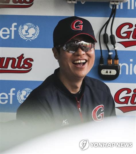 그러나 선수들은 강압보다 무섭다고 한다. 허문회 감독 '오늘은 기분 좋은 날' | 연합뉴스