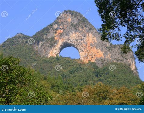 Monte Da Lua Em Yangshuo Província De Guangxi Foto De Stock Imagem