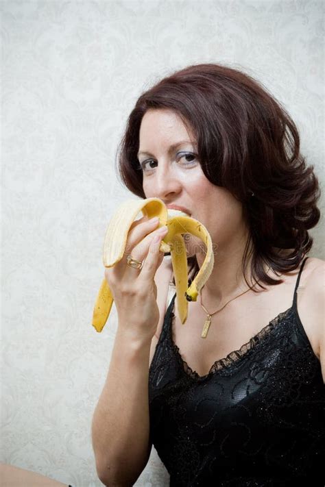 Femme Avec La Banane Photo Stock Image Du Manger Mangez 2597394