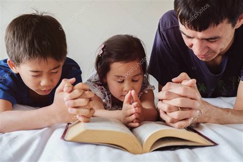 Padres E Hijos Orando En La Cama Familia Oran Juntos 2022