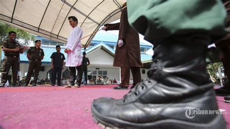 Pasangan Gay Di Aceh Dihukum Dicambuk 82 Kali