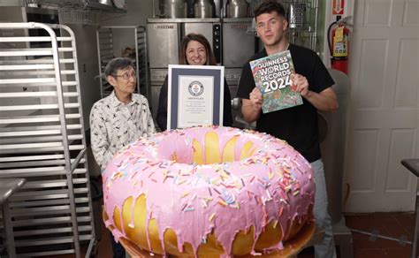 Photovideo Guinness World Record The Largest Pink Donut In The