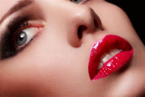 rode lippen close up mooie vrouwelijke rode lippen het gezicht van de schoonheid stock foto