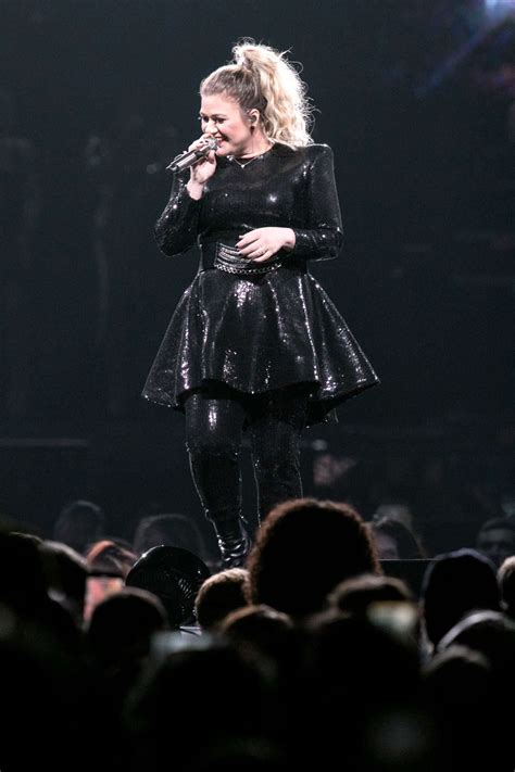 Kelly Clarkson S Husband Surprises Her During Tour Performance