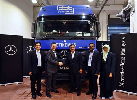 This is a malaysia mercedes benz services malaysia sdn. Motoring-Malaysia: Truck News: Syarikat Logistik Petikemas ...