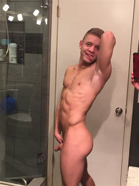 PornStar Ian Levine Naked Selfie Scrolller
