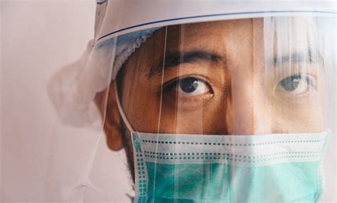 Close Up Wajah Dokter Asia Mengalami Kelelahan Karena Bekerja Sambil
