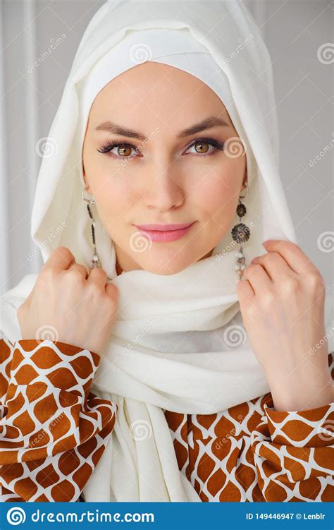 portrait du hijab blanc de port de belle jeune femme arabe musulmane regardant la camra image