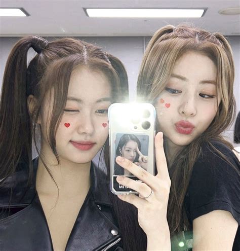 le sserafim yunjin and garam matching icons pfp aesthetic kpop gg mirror selca selfie in 2022