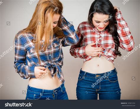 Woman Showing Belly Button 345点を超えるロイヤリティフリーでライセンス可能な写真素材 Shutterstock