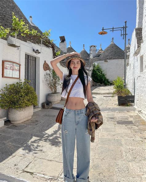 Mix And Match Outfit Baggy Jeans Ala Davika Hoorne