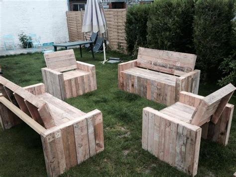 Now you can build this easy and sturdy bench and enhance the look of your patio, deck or back yard lawn. DIY Beefy Pallet Benches and Chairs - 101 Pallet Ideas