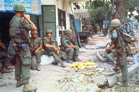 01 Feb 1968 Hue South Vietnam Us Marines Standing On H Flickr