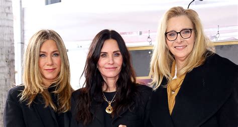 ‘friends Stars Jennifer Aniston And Lisa Kudrow Reunite With Courteney