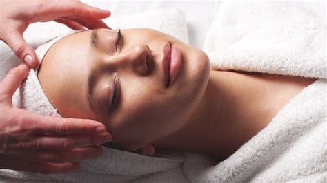 Spa Mulher Massagem Facial Fêmea Desfrutando De Relaxante Massagem No Centro De Spa De
