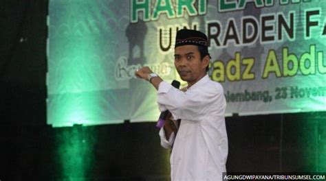 Ustadz abdul somad yang dikenal dengan sebutan uas itu, hadir dan menyapa jamaah tepat pukul 21.45 wib. Ceramah Ustadz Abdul Somad (UAS) : Amal yang Tidak Pernah ...