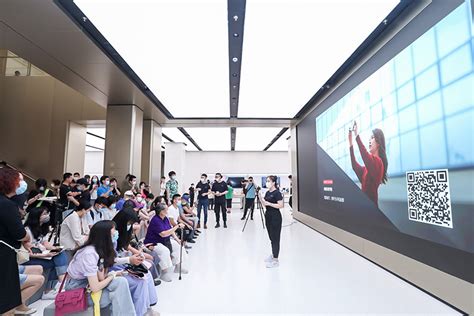 Follow us on facebook & instagram. World's Largest Huawei Flagship Store Opens on East ...
