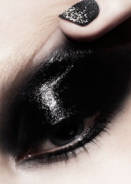 Makeup Glossy Black Eyelids And Bleached Brows Love This Eye Makeup Maquillaje De Labios