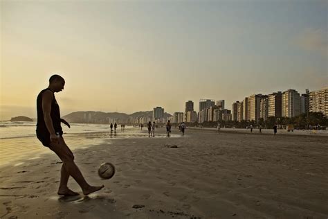 On trouve un ballon de football chez quasiment toutes les familles françaises, c'est dire à quel point ce sport est populaire en france. Mais comment jouer au foot à la plage ? - Beach Soccer