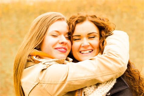 Dos Muchachas Hermosas Sonrientes Imagen De Archivo Imagen De Sincero