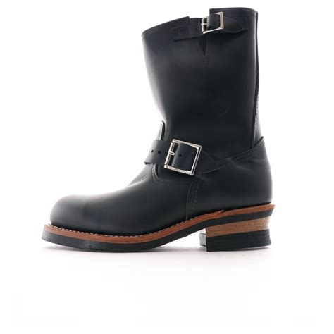 Red wing boots offer safety that exceeds industry standards thanks to the careful design and construction of their products. Red Wing Engineer Boots (Black) 2268D-BLK
