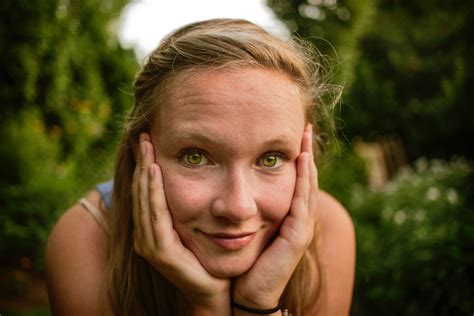 무료 이미지 잔디 사람 소녀 여자 머리 사진술 초상화 모델 레이디 표정 미소 근육 닫다 얼굴 눈
