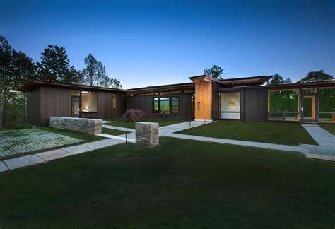 Modern Lake House Opens Towards The Blue Ridge Mountains