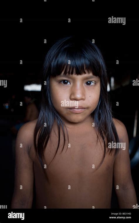 Los Niños Indios De Xingu Ir A La Escuela Construida En La Aldea Por El Ministerio De Educación