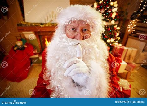 Vraie Santa Claus Faisant Des Gestes Shhh Photo Stock Image Du Fête