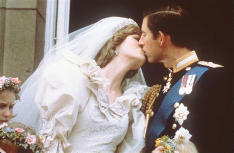 Zjawisko masowego zakochania w dianie wynikało też z tego, że utożsamiała świetlaną przyszłość anglików, złotą epokę. The Crown sezon 4. Księżna Diana zrobiła to w ciąży z ...