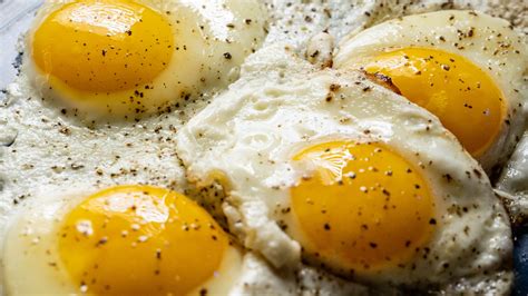 The Veggie Trick To Prevent Your Fried Eggs From Spreading