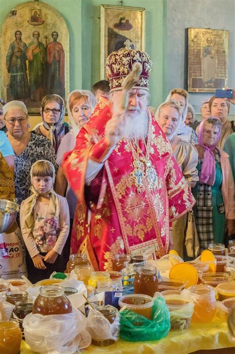 Det Storstads Firade Den Gudomliga Liturgin I Den Ryska Ortodoxa