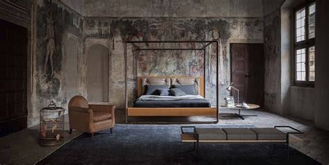 Piccola poltrona imbottita per camera da letto in pelle rossa. Arredamento camere da letto design - Camere da Letto Design