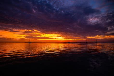 Premium Photo Early Morning Sunrise Over Sea Sunset Reflecting