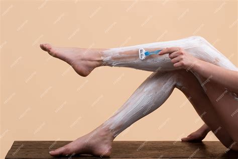 Сексуальная женщина бреет ноги гигиена кожи концепция ухода за телом удаление волос женщина